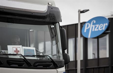 Nákladní automobil čeká před továrnou společnosti Pfizer. | na serveru Lidovky.cz | aktuální zprávy