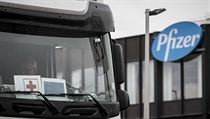 Nákladní automobil čeká před továrnou společnosti Pfizer.