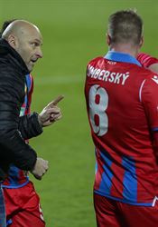 PLZEŇÁK: Konec pohody a čistých dresů. Některým hráčům nedochází, že musí zapnout atletické turbo Adrián Guľa a David Limberský. | na serveru Lidovky.cz | aktuální zprávy
