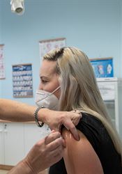 Medikům patří velké díky. Očkovat se nechám také, říká primářka z Bulovky V pražské Ústřední vojenské nemocnici začalo v neděli 27.12.2020 očkování... | na serveru Lidovky.cz | aktuální zprávy