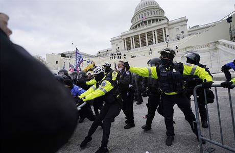 Dohra demonstrace v Kapitolu? Dva policisté, kteří zasahovali na místě, spáchali sebevraždu Trumpovi stoupenci demonstrují před americkým Kongresem. Některým se podařilo... | na serveru Lidovky.cz | aktuální zprávy