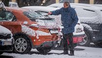 Lidé v Českých Budějovicích museli ometat auta. | na serveru Lidovky.cz | aktuální zprávy