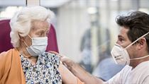 Blatný slíbil ukončit soutěžení seniorů o termíny očkování. Podle krajů to je nedůstojné Očkování seniorů. | na serveru Lidovky.cz | aktuální zprávy