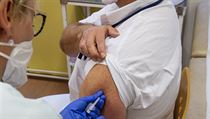 Primář Oddělení otorinolaryngologie (ORL) a chirurgie hlavy a krku Karel Sláma...