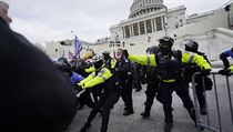 Dohra demonstrace v Kapitolu? Dva policisté, kteří zasahovali na místě, spáchali sebevraždu Trumpovi stoupenci demonstrují před americkým Kongresem. Některým se podařilo... | na serveru Lidovky.cz | aktuální zprávy