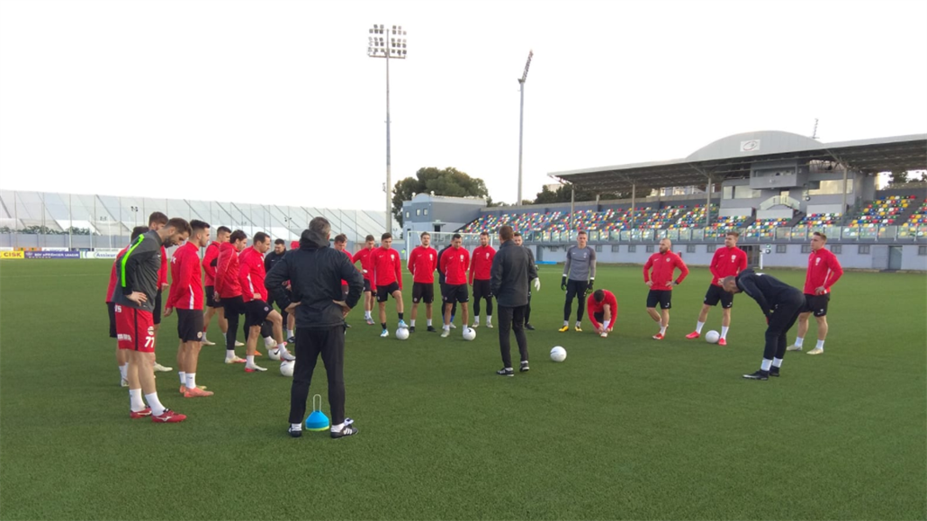 Trenér Richard Dostálek udílí na soustední pokyny fotbalistm Brna.