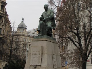 Socha spisovatele Aloise Jiráska. Socha spisovatele Aloise Jiráska.