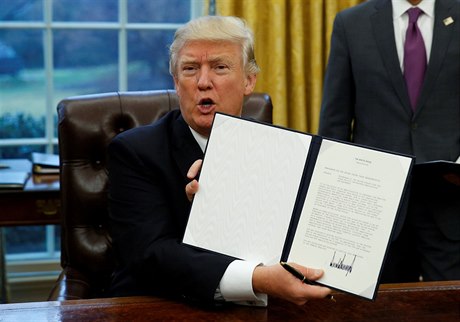 Donald Trump podepisuje píkazu k odchodu USA z Transpacifického partnerství.
