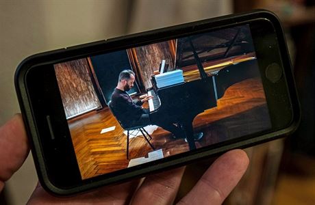 Živě a online. Pianista Igor Levit během svého streamu, v rámci kterého přehrál... | na serveru Lidovky.cz | aktuální zprávy
