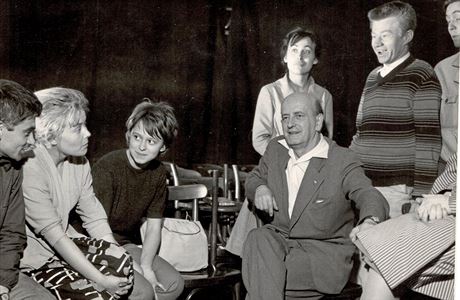 Spolužáci se Mrkvičky zastali. Absolventi DAMU z roku 1962 se ohrazují proti nařčení z podepsání pamfletu Spolužáci z absolventského ročníku 1962. Zleva doprava Ladislav Mrkvička, Jana... | na serveru Lidovky.cz | aktuální zprávy