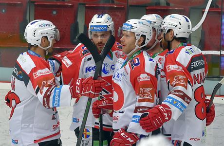 Hráči Pardubic se radují z prvního gólu, který dal Jan Mandát (druhý zleva). | na serveru Lidovky.cz | aktuální zprávy