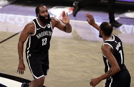 Brooklyn Nets guard James Harden celebrates with forward Kevin Durant (7)... | na serveru Lidovky.cz | aktuální zprávy Brooklyn Nets guard James Harden celebrates with forward Kevin Durant (7)... | na serveru Lidovky.cz | aktuální zprávy