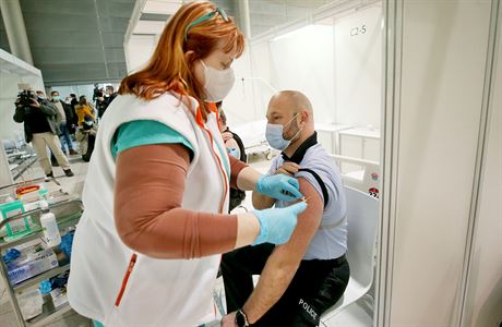 Lékový ústav zatím eviduje 70 možných nežádoucích účinků po očkování. Nejčastěji zarudnutí kůže Brněnské očkovací centrum. | na serveru Lidovky.cz | aktuální zprávy