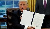 Donald Trump podepisuje pkazu k odchodu USA z Transpacifickho partnerstv.