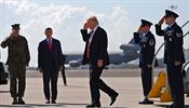Americk prezident Donald Trump salutuje po pletu na zkladnu MacDill Force...
