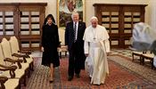 Donald Trump se setkal s papeem Frantikem spolen se svoj enou Melani.