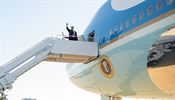 Prezident Donald Trump nastupuje s prvn dmou do prezidentskho letadla. M...