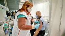 Lékový ústav zatím eviduje 70 možných nežádoucích účinků po očkování. Nejčastěji zarudnutí kůže Brněnské očkovací centrum. | na serveru Lidovky.cz | aktuální zprávy