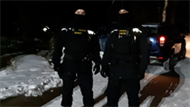„Na odlehlém místě policisté u osobního automobilu nalezli dvě osoby bez známek... | na serveru Lidovky.cz | aktuální zprávy