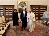 Donald Trump se setkal s papeem Frantikem spolen se svojí enou Melanií.