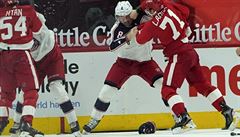 Dylan Larkin v pstním souboji s kamarádem Zachem Warenskim.