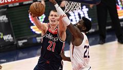 Basketbalista Washingtonu Wizards Moritz Wagner se snaí zaznamenat ko.