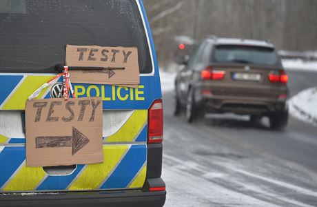 Šipky na policejním automobilu ukazují řidičům směr na hraničním přechodu v... | na serveru Lidovky.cz | aktuální zprávy