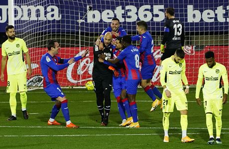 Brankář Eibaru Marko Dmitrovič se z penalty prosadil proti Atléticu Madrid. | na serveru Lidovky.cz | aktuální zprávy Brankář Eibaru Marko Dmitrovič se z penalty prosadil proti Atléticu Madrid. | na serveru Lidovky.cz | aktuální zprávy