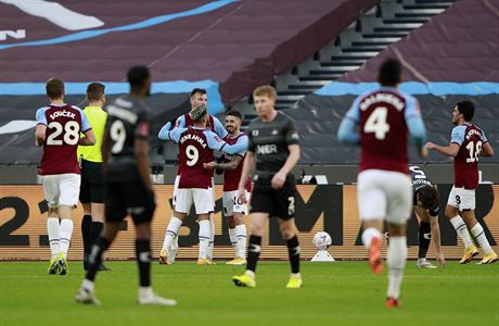 Fotbalisté West Hamu se radují z branky. | na serveru Lidovky.cz | aktuální zprávy