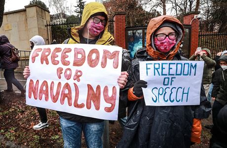 Stovky lidí v Praze se sešly, aby vyjádřily nesouhlas se zadržením Navalného. | na serveru Lidovky.cz | aktuální zprávy