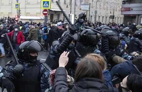 Na řadě míst došlo ke střetům, policie proti demonstrantům použila obušky. | na serveru Lidovky.cz | aktuální zprávy
