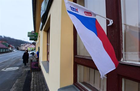 Česká vlajka visí 25. ledna 2021 u okna restaurace U Ervina v Hlubočkách u... | na serveru Lidovky.cz | aktuální zprávy