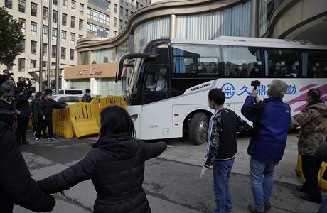 Týmu WHO, který chce v Číně hledat původ viru, skončila karanténa. Není jasné, kam vědci nyní zamíří Když ve čtvrtek opouštěli hotel, vstup do zařízení blokovaly bariéry, které... | na serveru Lidovky.cz | aktuální zprávy