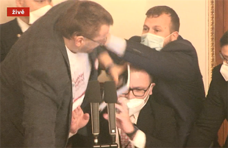 ‚Dostaneš flákanec, jasné?‘ Šarvátka ve sněmovně. Poslanec Volný se chtěl zmocnit mikrofonu předsedajícího Lubomír Volný se snaží dostat k mikrofonu. | na serveru Lidovky.cz | aktuální zprávy
