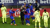Brankář Eibaru Marko Dmitrovič se z penalty prosadil proti Atléticu Madrid. | na serveru Lidovky.cz | aktuální zprávy