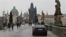 Na pražském Karlově mostě v pátek dopoledne stála tři auta. Na pražském Karlově mostě v pátek dopoledne stála tři auta.