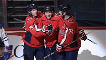 Nicklas Backstrom (19) oslavuje svůj gól levým křídlem Jakubem Vranou a... | na serveru Lidovky.cz | aktuální zprávy
