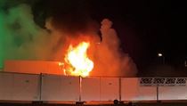 Mládež v Nizozemsku zapálila testovací centrum na covid, po policii házela pyrotechniku Požár testovacího centra na covid ve městě Urk způsobila skupina mladých lidí. | na serveru Lidovky.cz | aktuální zprávy