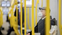 Muž se chrání FFP2 respirátorem v berlínském metru, jak to v zemi vyžaduje nové...