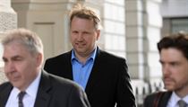 Podnikatel František Savov (uprostřed) odchází od soudu v Londýně.
