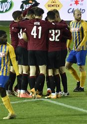 Vlastní gól i střídající Plavšič. Sparta třemi góly zničila Opavu, dotáhla se na druhý Jablonec Hráči Sparty se radují z gólu. | na serveru Lidovky.cz | aktuální zprávy