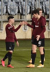 Sparta hlásí po karanténě návrat na hřiště. V sobotu první trénink, v úterý už hraje s Příbramí Hráči Sparty se radují z třetího gólu. Uprostřed je autor branky Srdjan Plavšič... | na serveru Lidovky.cz | aktuální zprávy