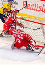 Neskutečná přestřelka v Třinci. Padlo 16 gólů, Budějovice tahaly za kratší konec Zleva Matěj Toman z Českých Budějovic, Jan Jaroměřský z Třince, brankář Třince... | na serveru Lidovky.cz | aktuální zprávy