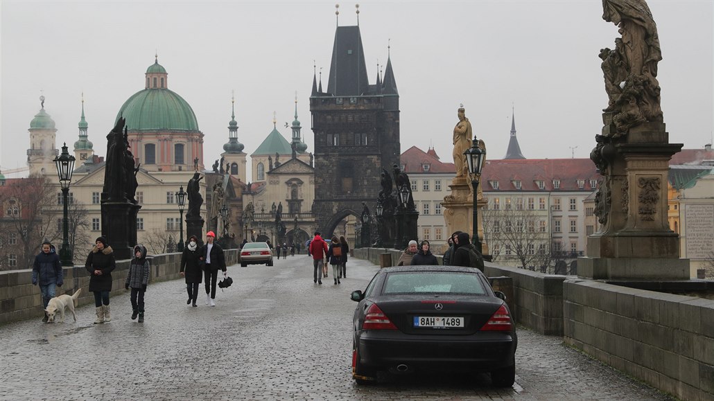 Na praském Karlov most v pátek dopoledne stála ti auta.