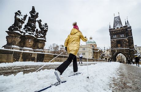 Běžkařka na Karlově mostě. | na serveru Lidovky.cz | aktuální zprávy
