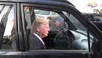 Podobizna bývalého prezidenta USA Donalda Trumpa nalepená na sklo vozu na... Podobizna bývalého prezidenta USA Donalda Trumpa nalepená na sklo vozu na...