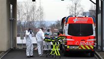 Ze zahraničí máme nabídky na stovky míst pro covidové pacienty, řekl Petříček. Nově pomoc nabídlo i Švýcarsko Převozy pacientů jsou v Karlovarském kraji v poslední době časté, nemocnice... | na serveru Lidovky.cz | aktuální zprávy