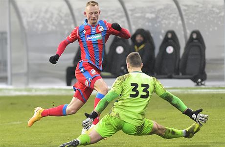 Utkání 3. kola MOL Cupu, Plzeň - Přepeře: Zleva Ondřej Mihálik z Plzně a... | na serveru Lidovky.cz | aktuální zprávy