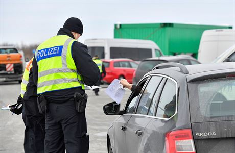 Němečtí policisté kontrolují přijíždějící na česko-německé hranici. | na serveru Lidovky.cz | aktuální zprávy