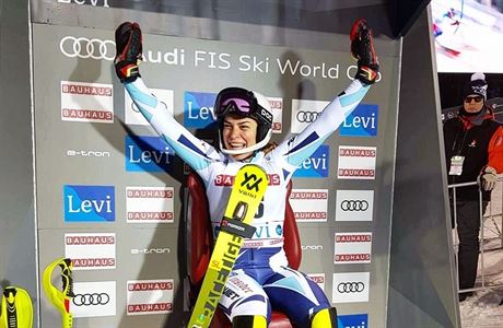 Martina Dubovská vtipkuje na křesílku pro lídra závodu. | na serveru Lidovky.cz | aktuální zprávy
